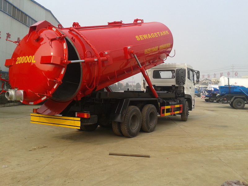 Rear door for rigid type vacuum tanker